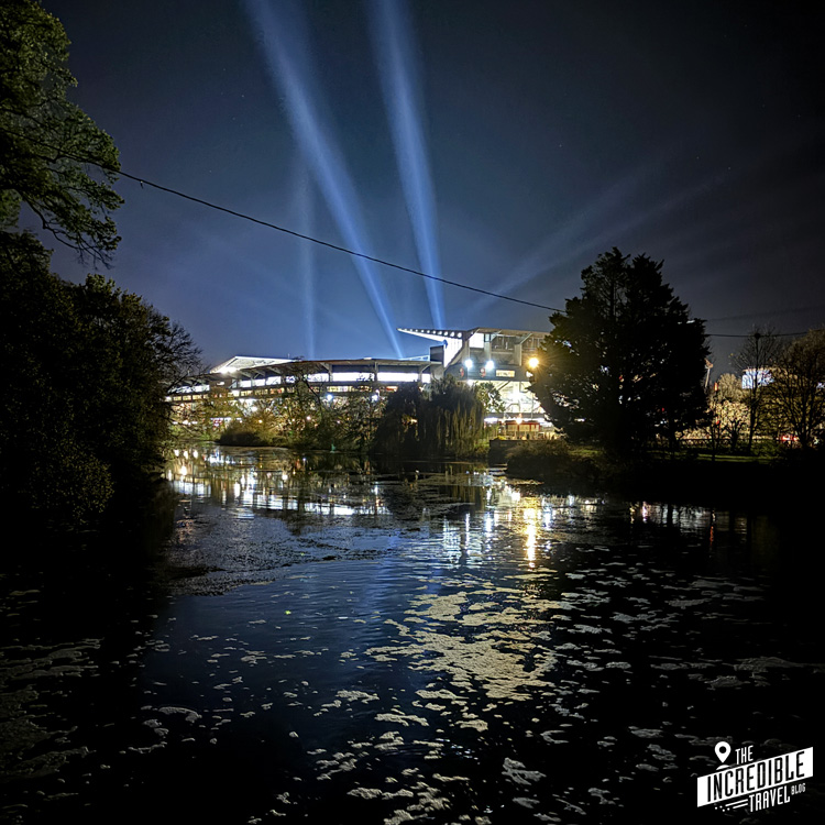 Vannes vs Grenoble ProD2 beleuchtetes Stadion in Rennes bei Nacht