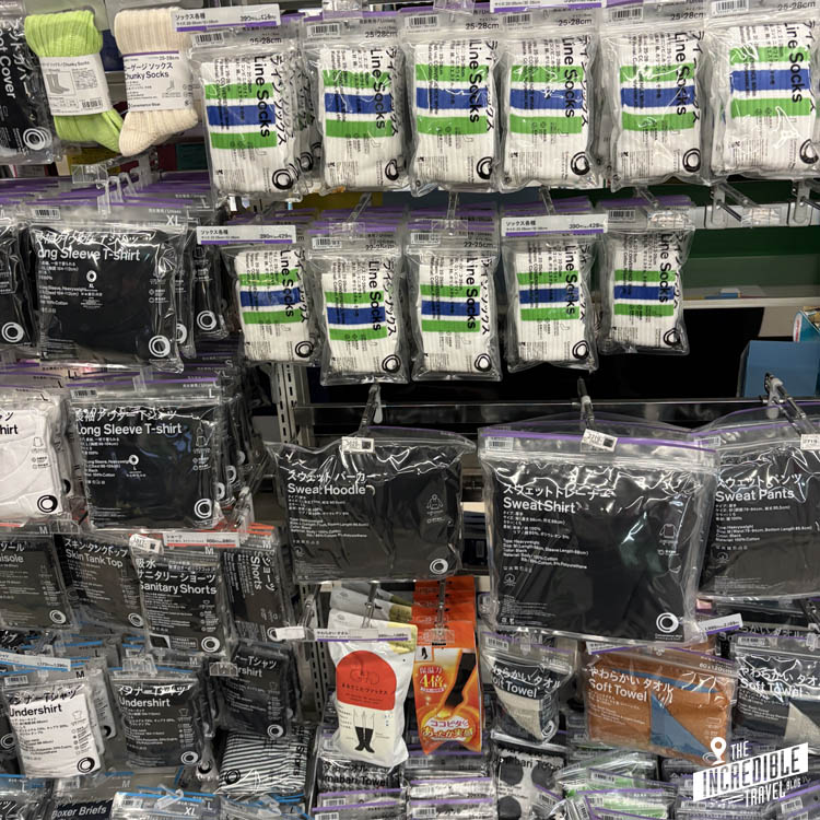 Auswahl an Kleidung in einem Konbini in Tokio