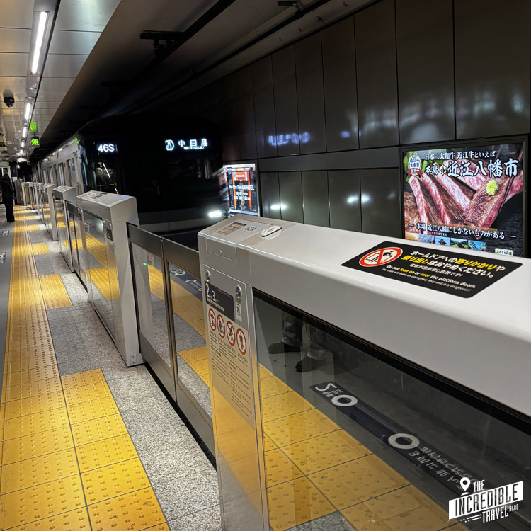 Einfahrende Metro in einer Station in Tokio