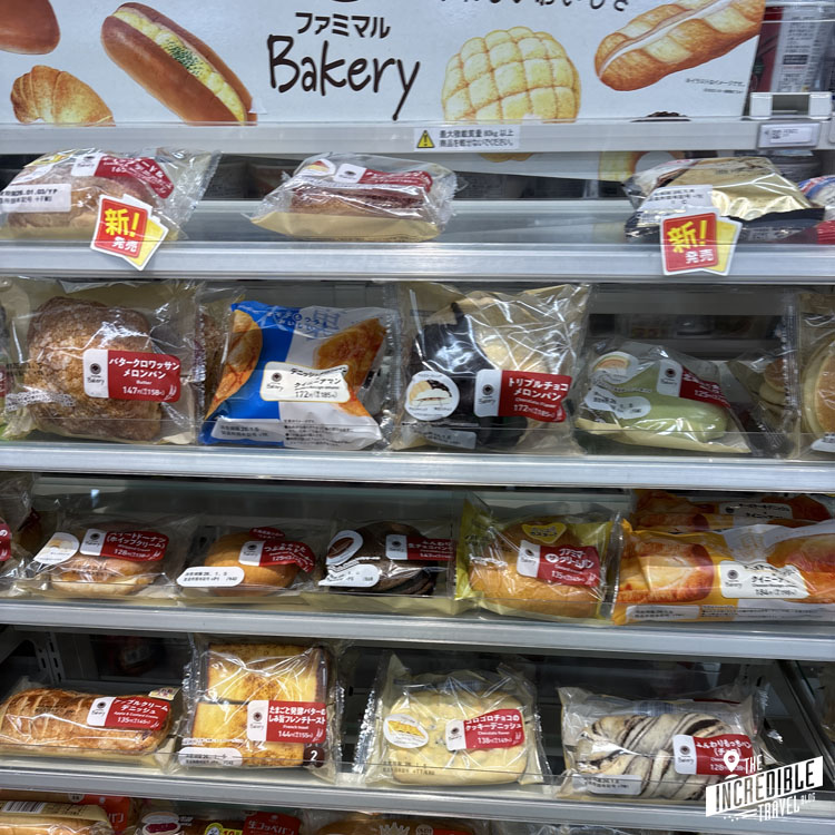 Gebäckauswahl in einem Konbini in Tokio