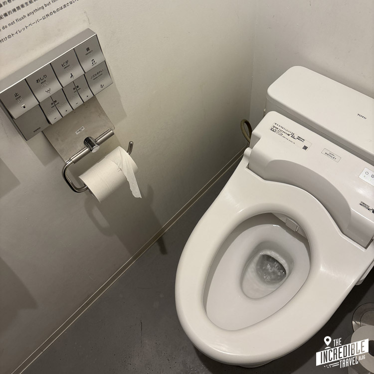 Japanische Toilette mit Bedienfeld an der Wand