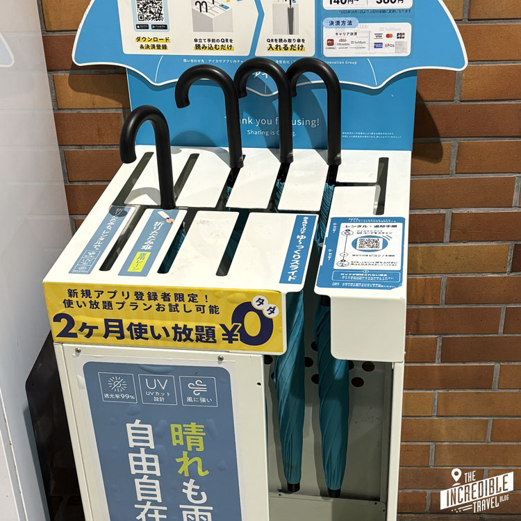 Regenschirmverleih in einer Metrostation