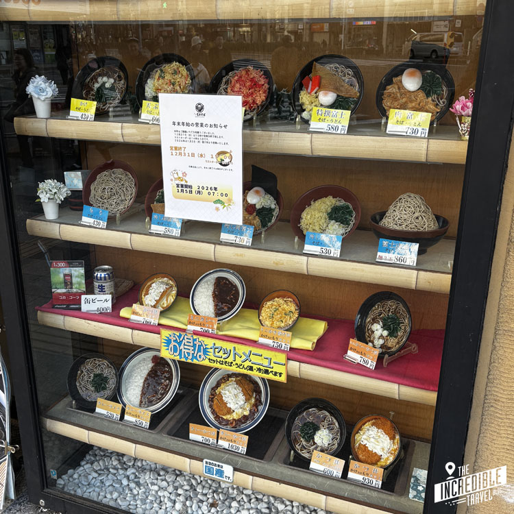 Schaufenster in Tokio mit Plastiknachbildungen von Speisen