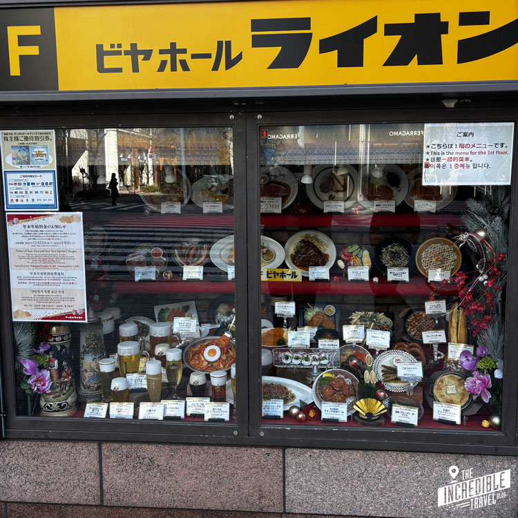 Speisen aus Plastik in einem Schaufenster eines Restaurants