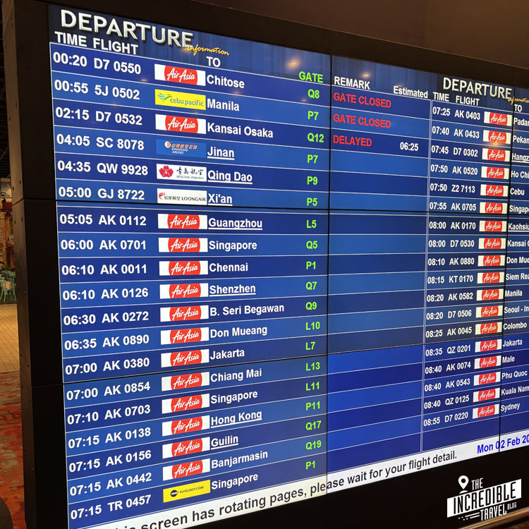 Anzeigetafel Abflüge im Flughafen Kuala Lumpur