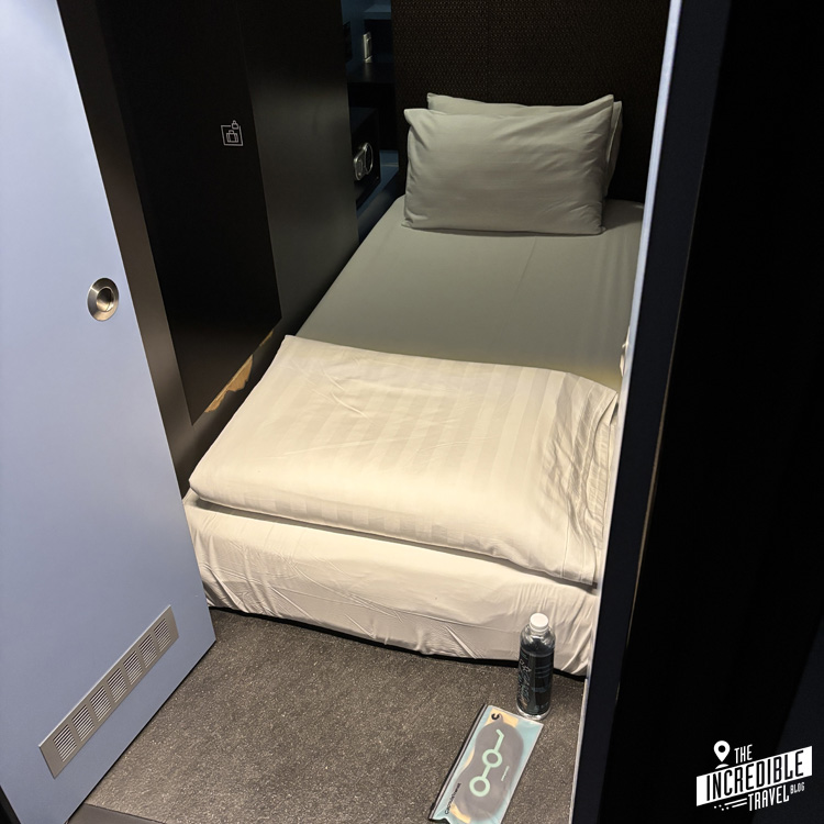 Blick in eine Kapsel im Kapselhotel KUL Airside