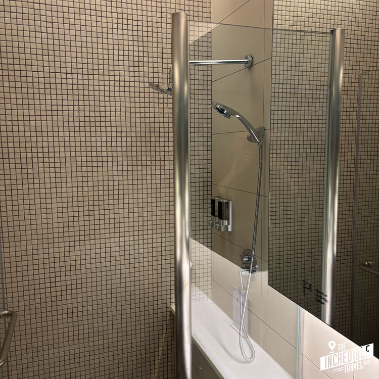 Dusche im Kapselhotel KUL Airside