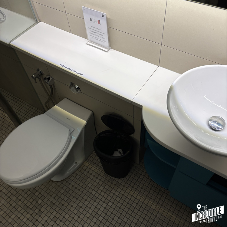 Toilette im Kapselhotel KUL Airside