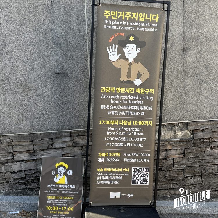Hinweisschild in koreanischer und englischer Sprache mit Piktogramm für ein Wohngebiet mit eingeschränkten Besuchszeiten für Touristen.