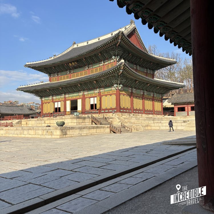 Traditionelle asiatische Pagode mit roten Wänden und geschwungenen Dächern auf großem Platz