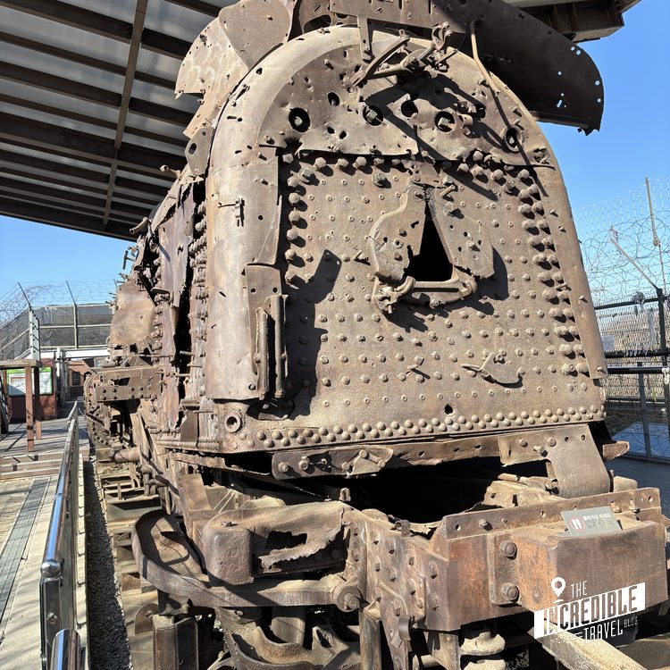 Nahaufnahme einer zerstörten historischen Dampflokomotive mit Nieten