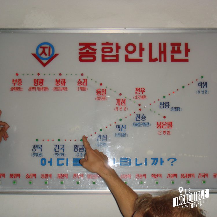 Person zeigt auf koreanische Übersichtskarte des U-Bahn-Netzes von Pjöngjang