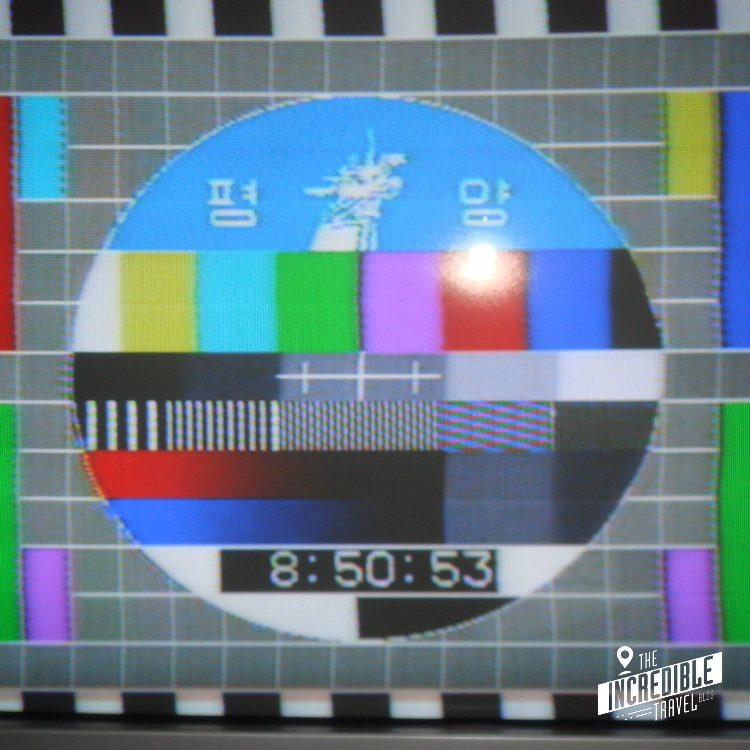 Testbild eines Fernsehsenders mit koreanischen Zeichen, Farbbalken und Zeitanzeige 8:50:53
