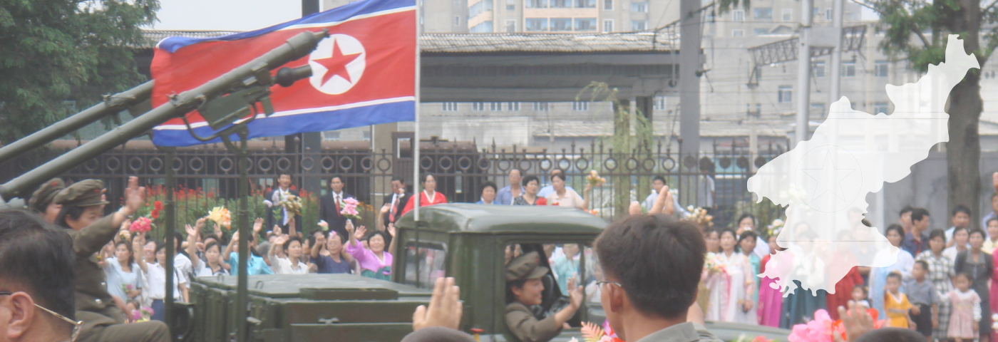 Militärparade mit jubelnder Zuschauermenge in Pjöngjang